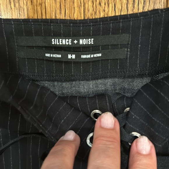 Silence + Noise women’s black on striped lace up crop top size M - Picture 3 of 7